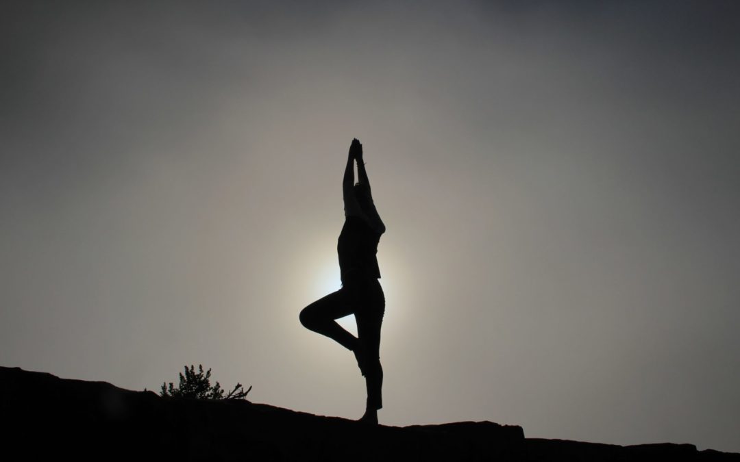 Yogaübung Silhouette vor der Sonne